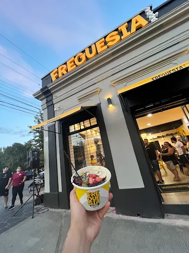 Fachada da Freguesia e um pote de sorvete em primeiro plano