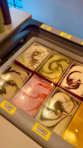 Variedade de sorvetes no balcão de self-service